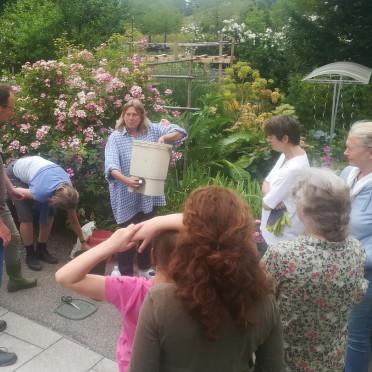 Aus mitgebrachten Gemüse- und Obstabfällen den Bokashi ansetzen. Bei dieser Methode lässt sich die Wirkungsweise von Mikroorganismen begreifen. Im Anschluss wurde der Komposttee angesetzt.